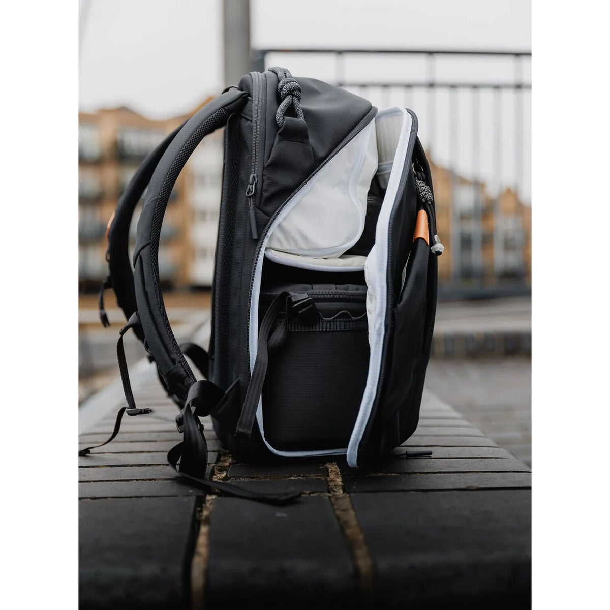 Mochila Leofoto Daily Lite Series (Gris, 13L) - vista lateral