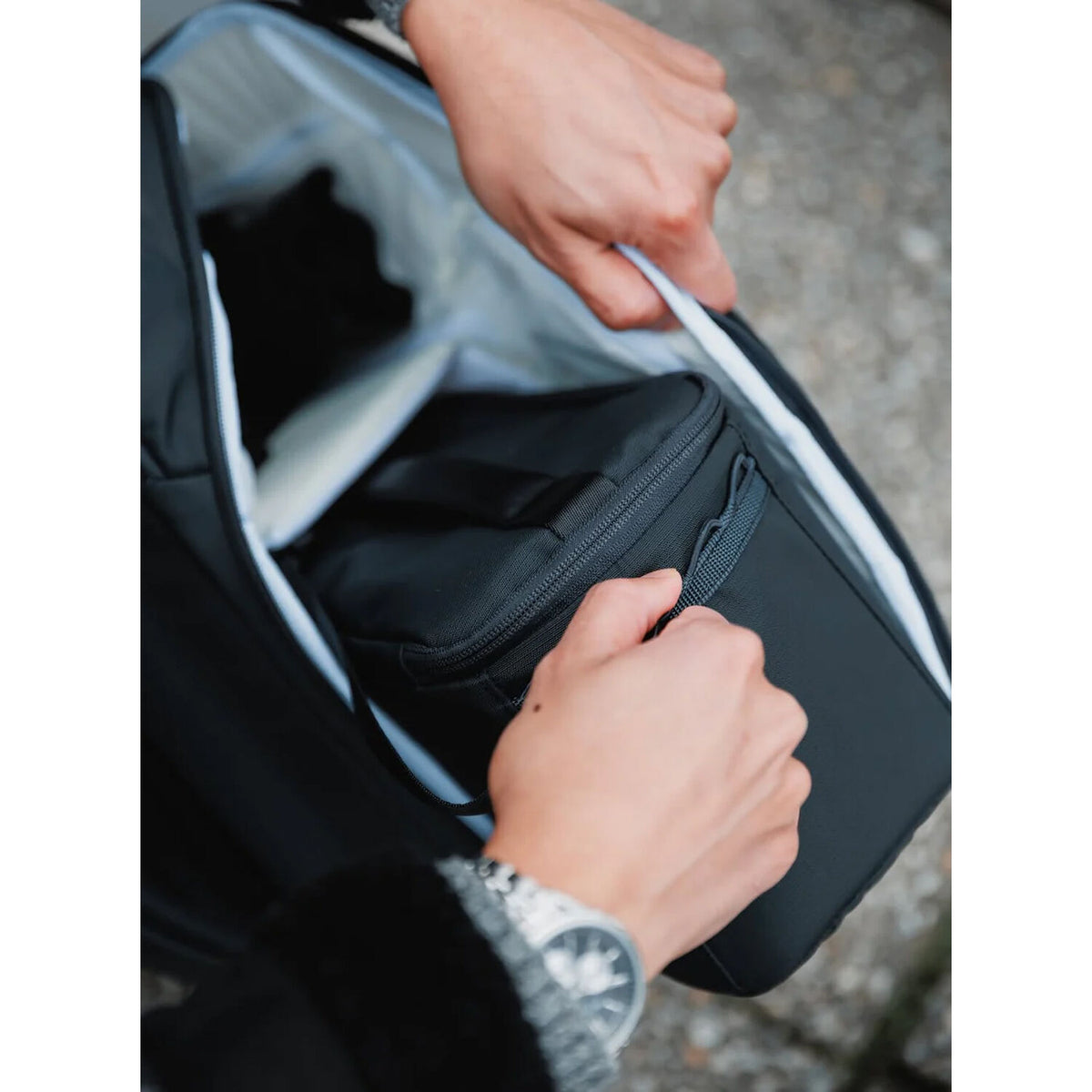 Mochila Leofoto Daily Lite Series (Verde, 13L) - vista trasera
