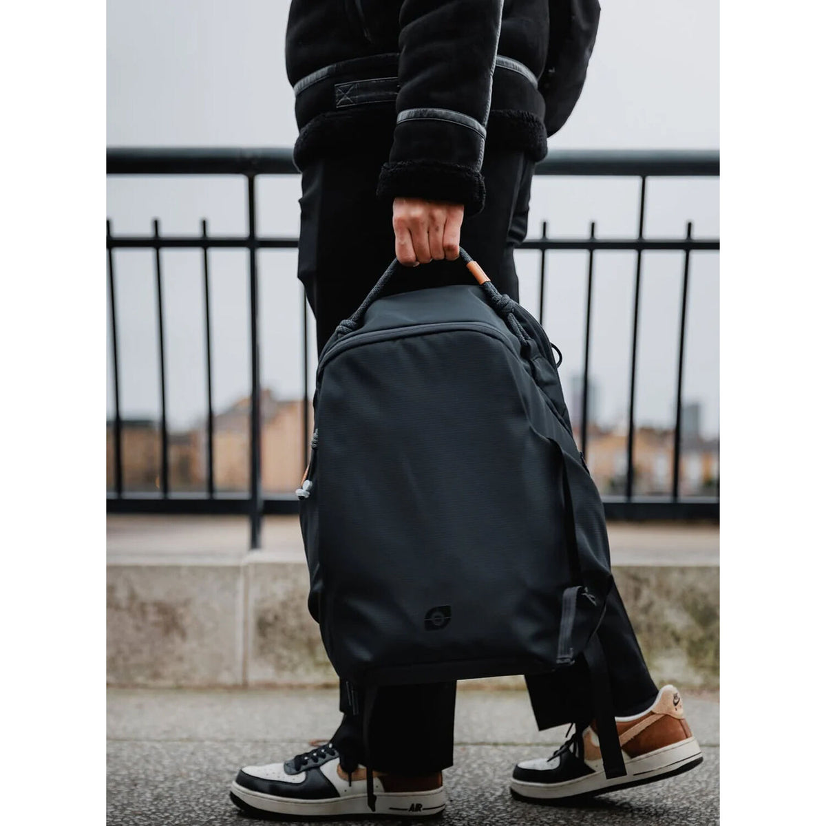 Mochila Leofoto Daily Lite Series (Verde, 13L) - puertos y conexiones