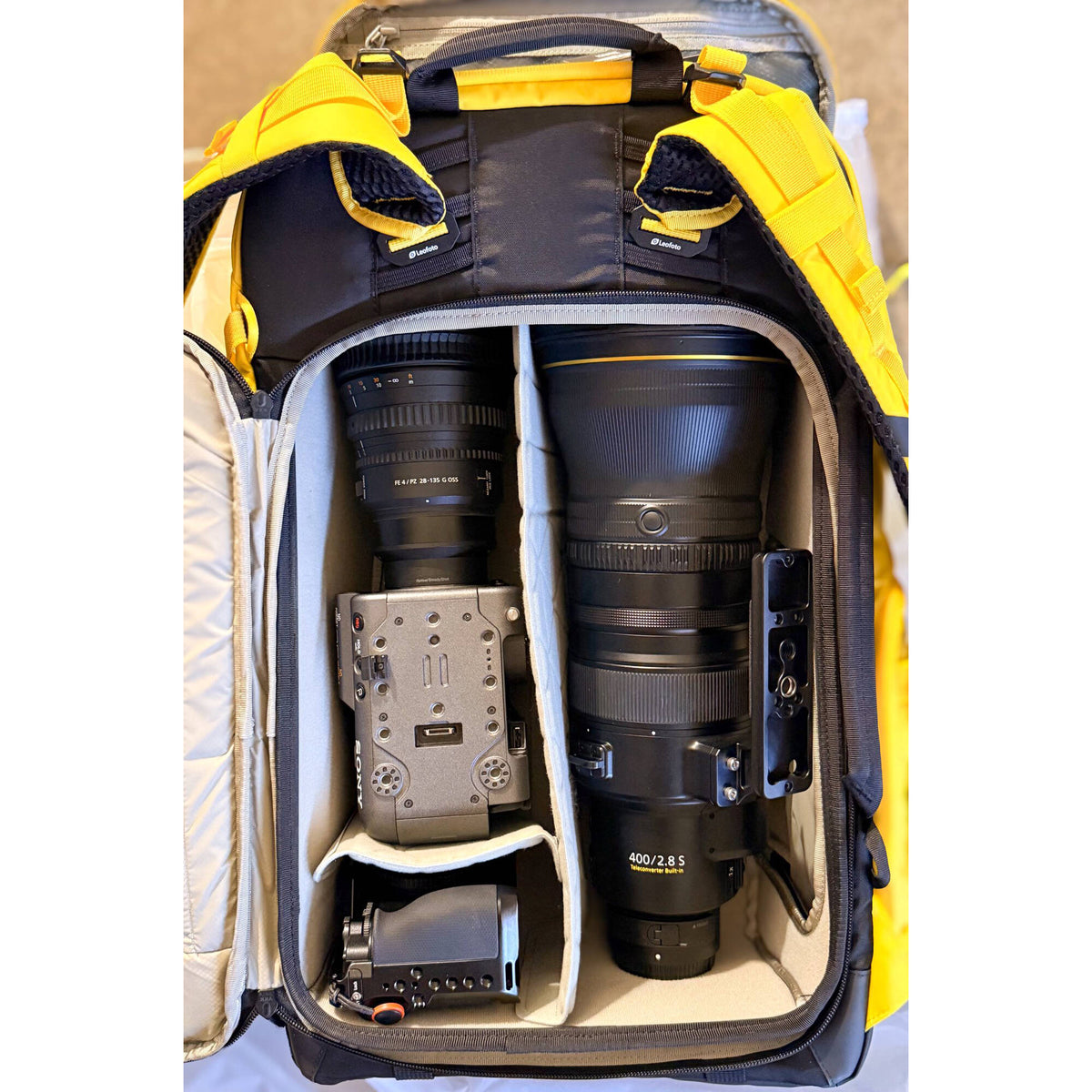 Mochila Leofoto todo en uno de viaje con Mediano inserto (Negro, 35L) - vista frontal