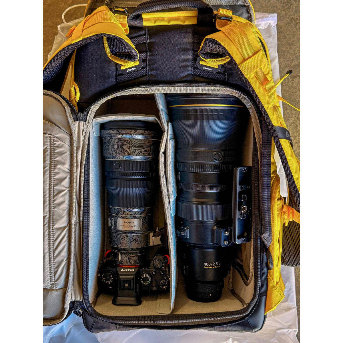 Mochila Leofoto todo en uno de viaje con Mediano inserto (Negro, 35L) - vista trasera