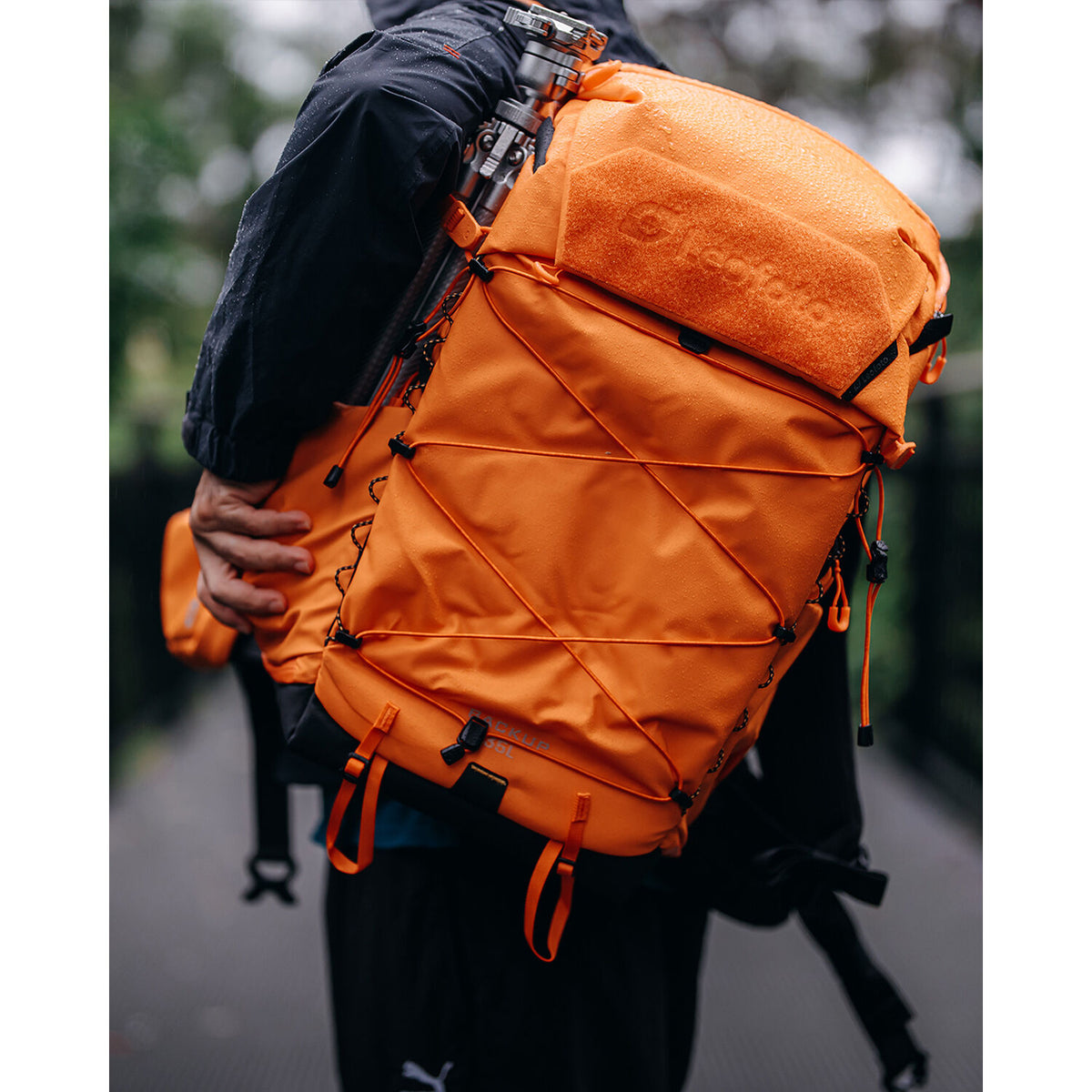 Mochila Leofoto todo en uno de viaje (Naranja, 35L) - vista frontal