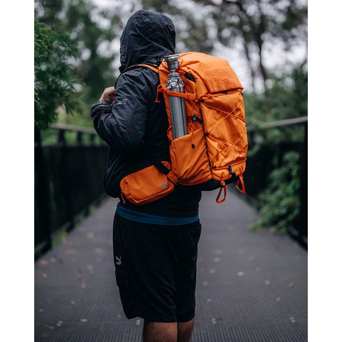 Mochila Leofoto todo en uno de viaje (Naranja, 35L) - vista lateral