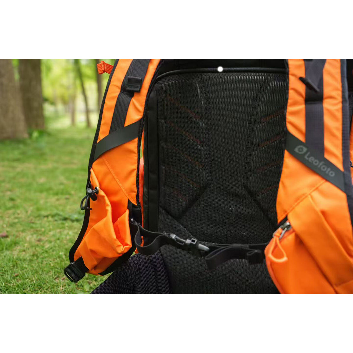 Mochila Leofoto todo en uno de viaje (Naranja, 35L) - en uso