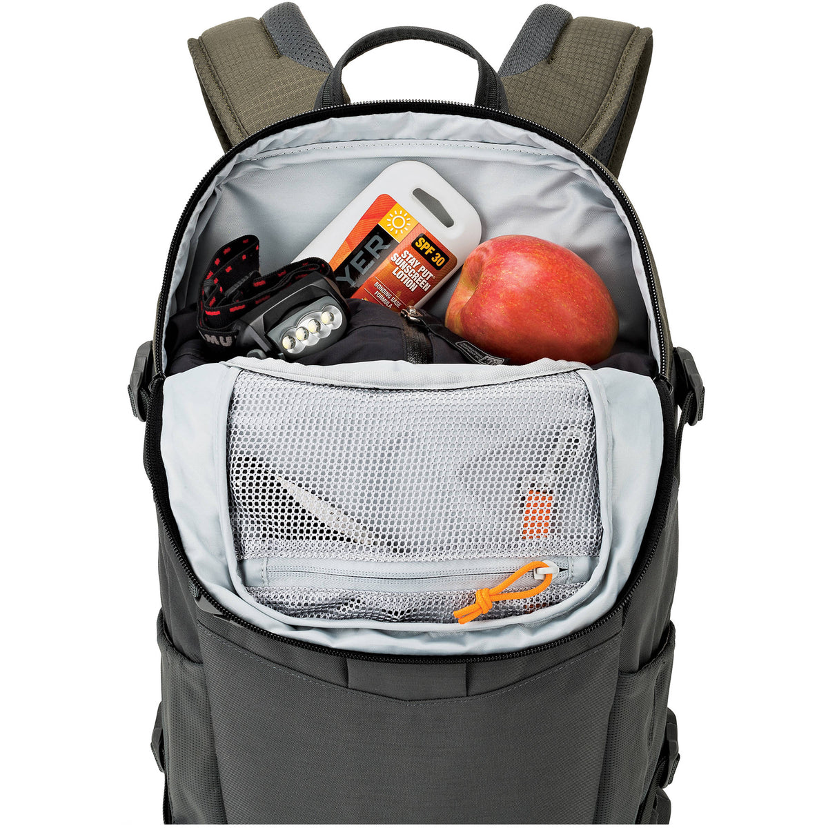 Mochila Lowepro Flipside Trek BP 350 AW (Gris/Dark Verde) - en uso
