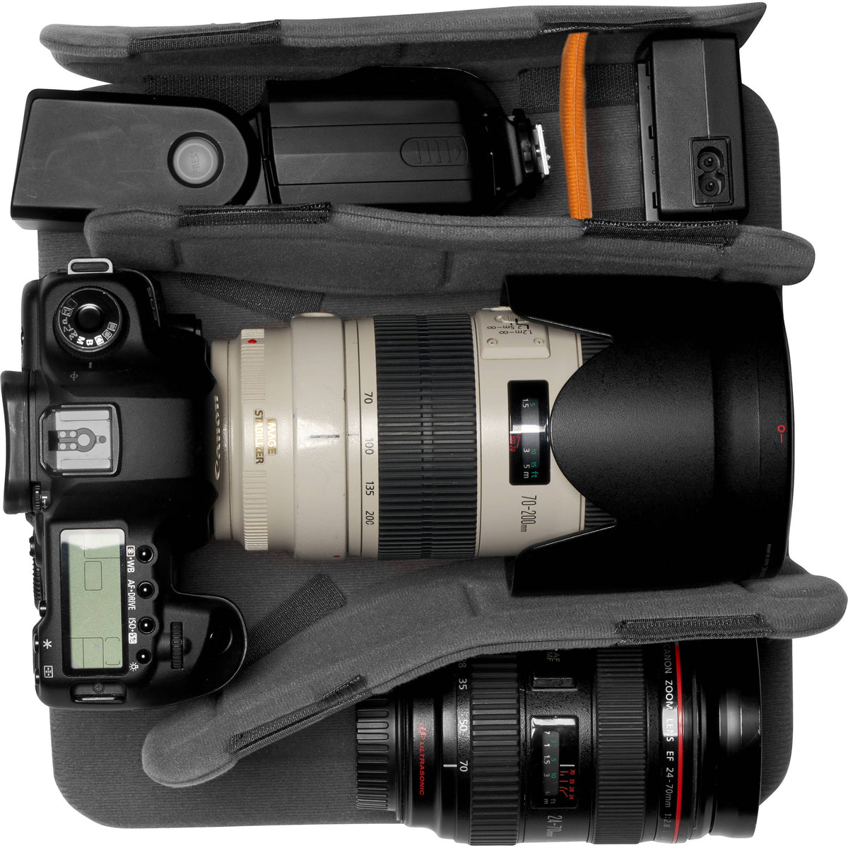 Mochila Lowepro ProTactic BP 300 AW II y Laptop (Negro) - en uso