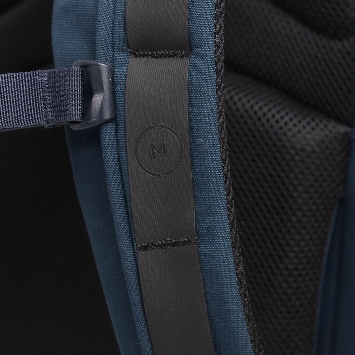 Mochila Moment DayChaser Pack (Desert Azul) - contenido de la caja