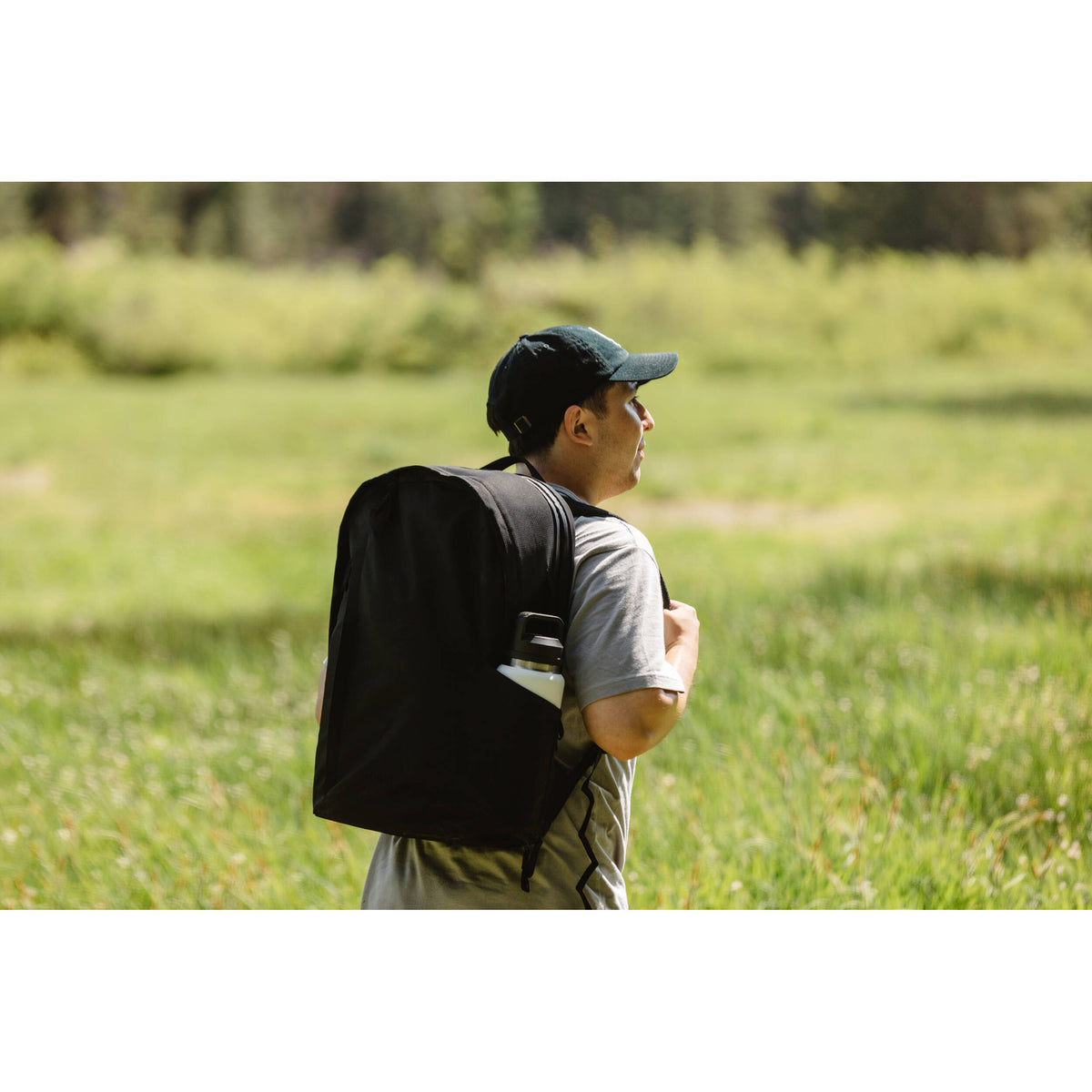Mochila Moment Everything (Negro, 28L) - en uso