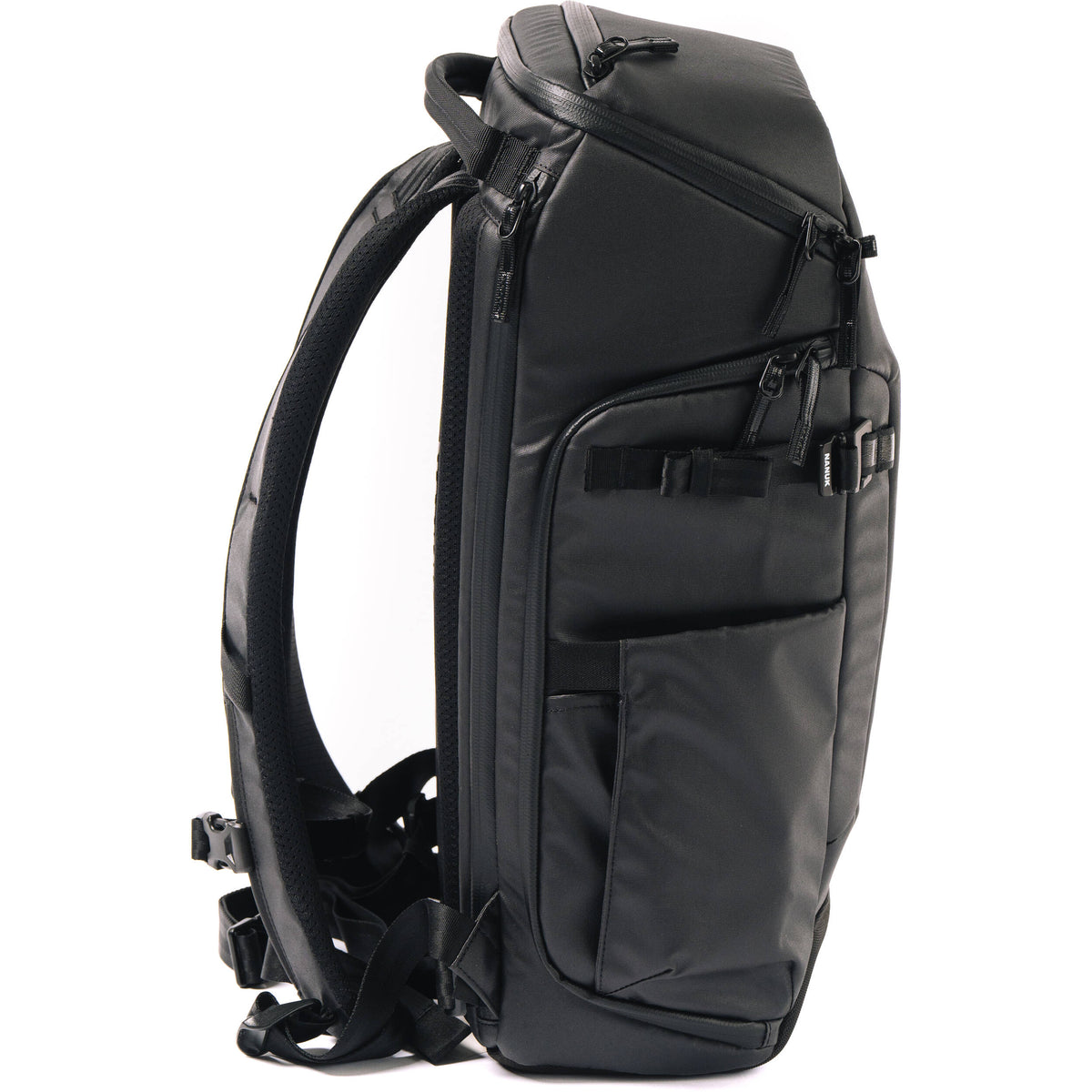 Mochila Nanuk N-PVD para Photo, Video, Drone, y Laptop (Negro, 18L) - puertos y conexiones