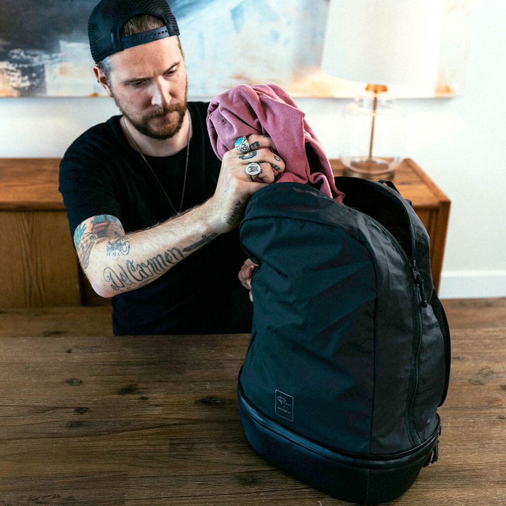 Mochila Nomatic McKinnon 21L Cube Pack y Convertible - en uso