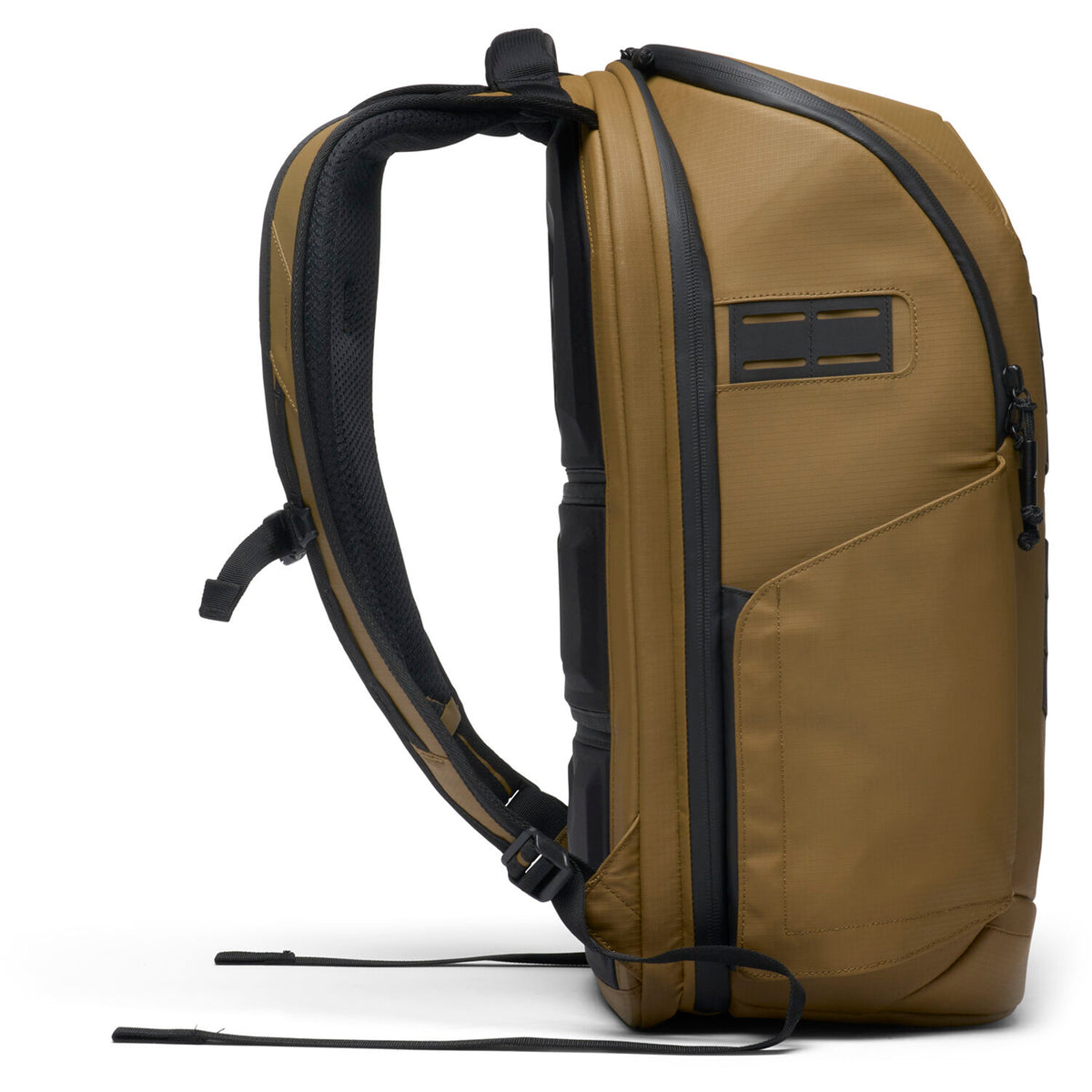 Mochila Nomatic McKinnon Pack con 2 Chico Packing Cubes (Coyote, 25L) - vista lateral