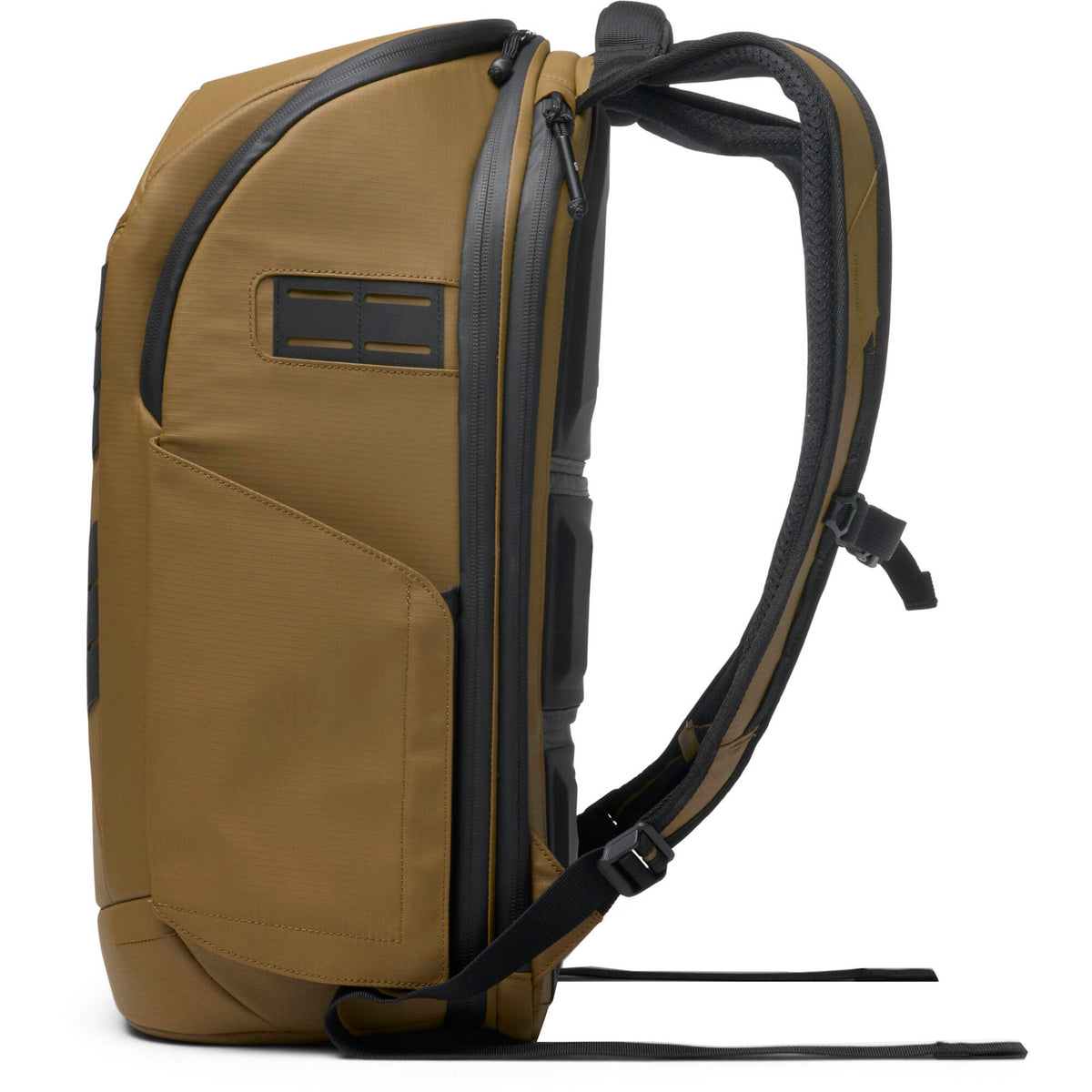 Mochila Nomatic McKinnon Pack con 2 Chico Packing Cubes (Coyote, 25L) - puertos y conexiones