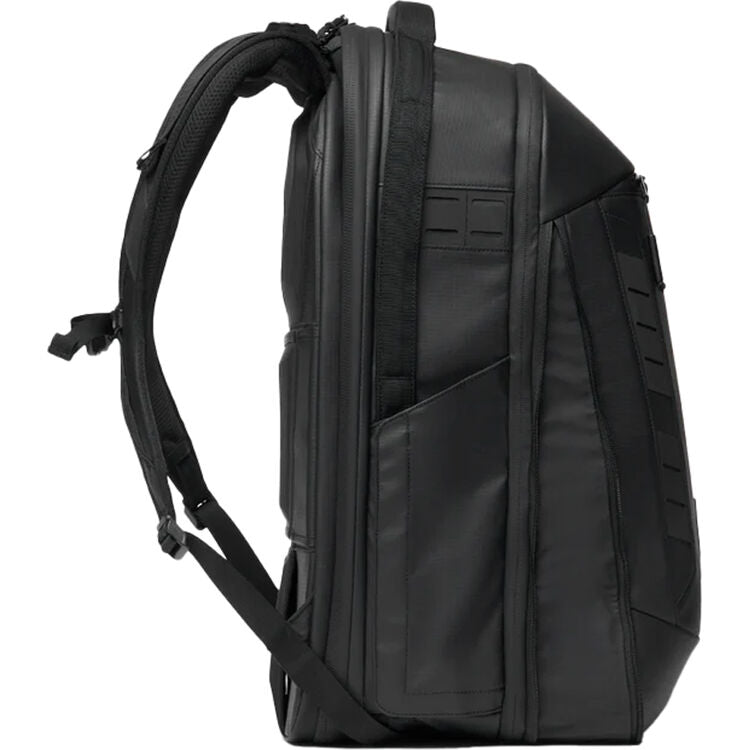 Mochila Nomatic McKinnon V2 (35L, Negro) - puertos y conexiones