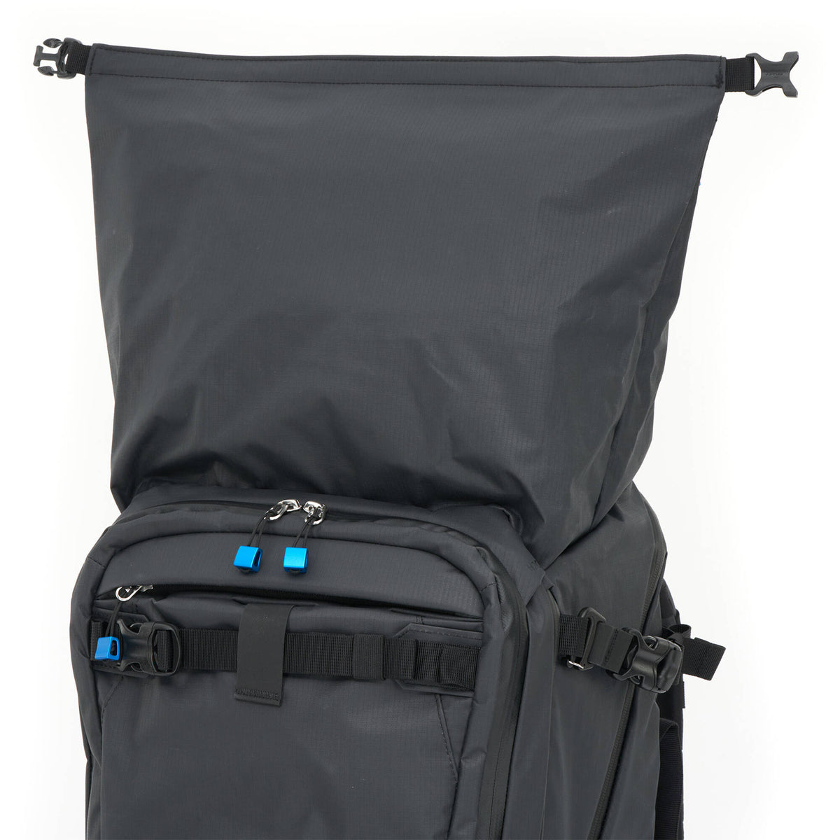 Mochila NYA-EVO FJORD 60-C Gen 4 (Graphite Negro, 44L) - puertos y conexiones