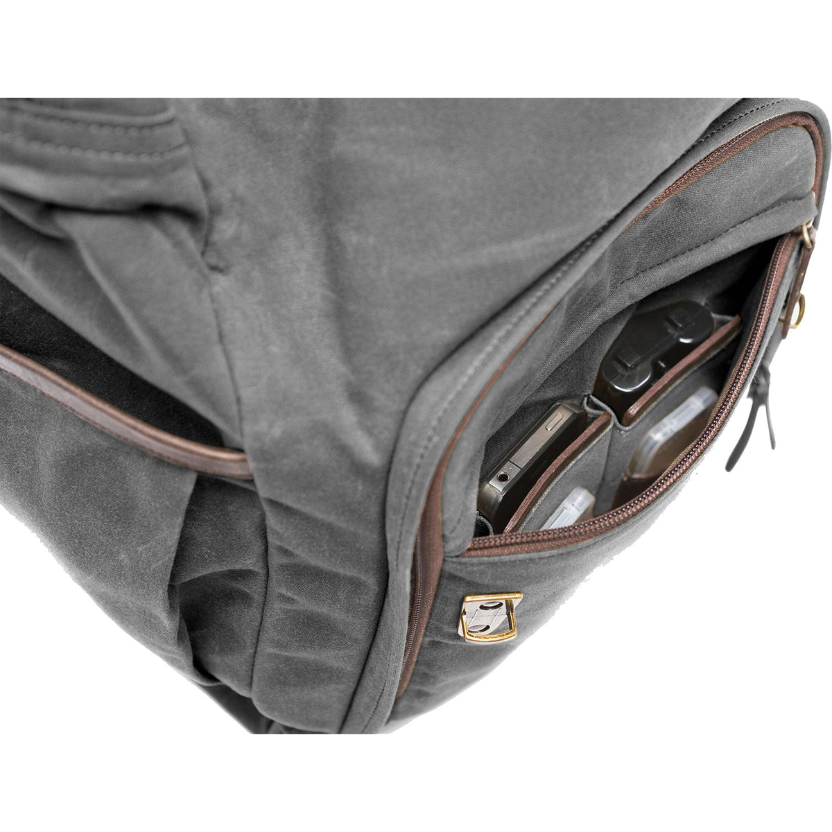 Mochila ONA Camps Bay (Smoke) - puertos y conexiones