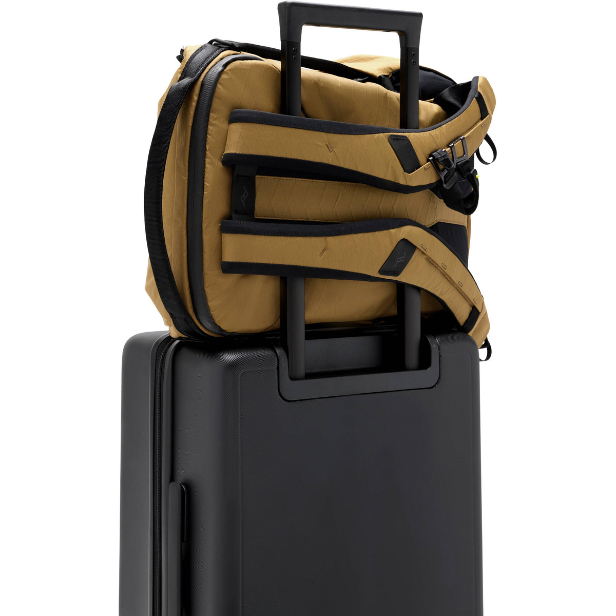 Mochila Peak Design Everyday (Coyote, 20L) - en uso