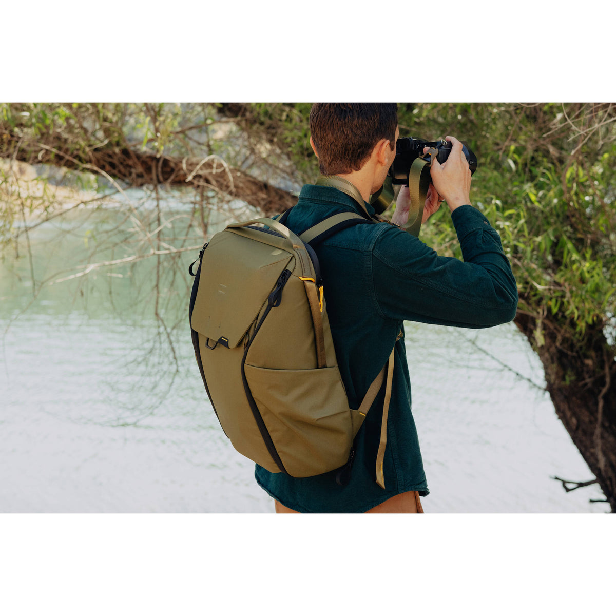 Mochila Peak Design Everyday (Kelp, 30L) - en uso