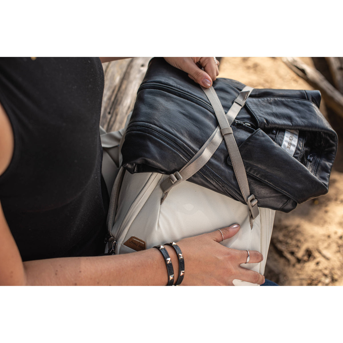 Mochila Peak Design Everyday Zip (Bone Beige, 15L) - en uso