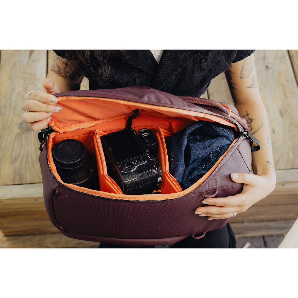 Mochila Peak Design Everyday Zip (Eclipse Purple, 15L) - puertos y conexiones