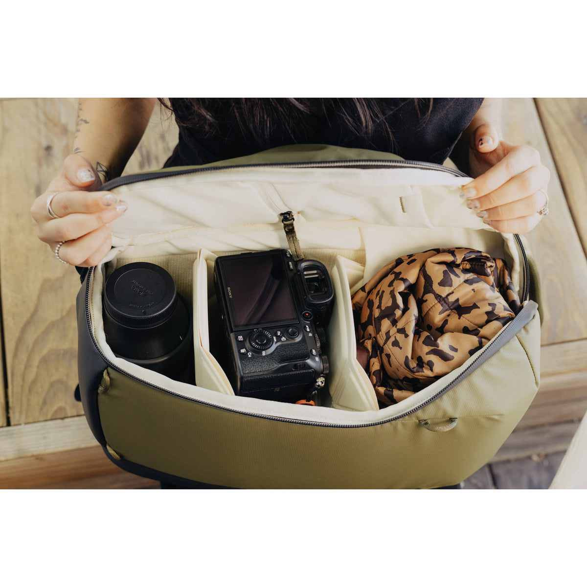 Mochila Peak Design Everyday Zip (Kelp Verde, 15L) - puertos y conexiones