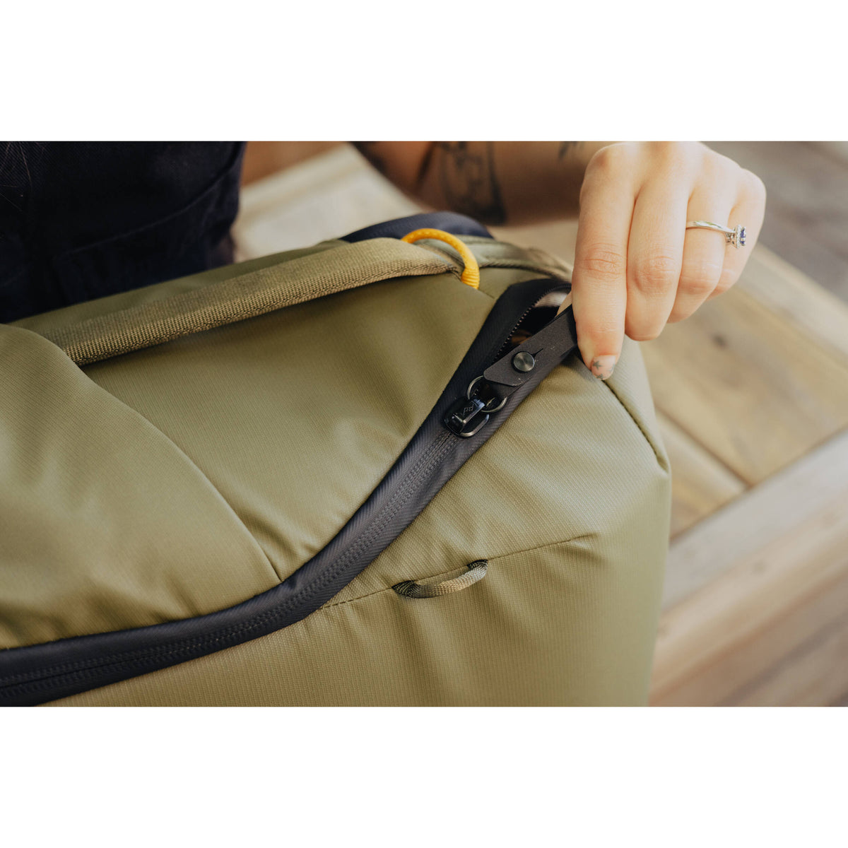 Mochila Peak Design Everyday Zip (Kelp Verde, 15L) - contenido de la caja