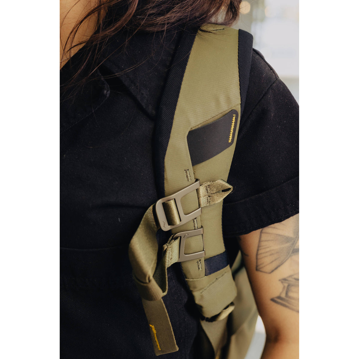 Mochila Peak Design Everyday Zip (Kelp Verde, 15L) - en uso