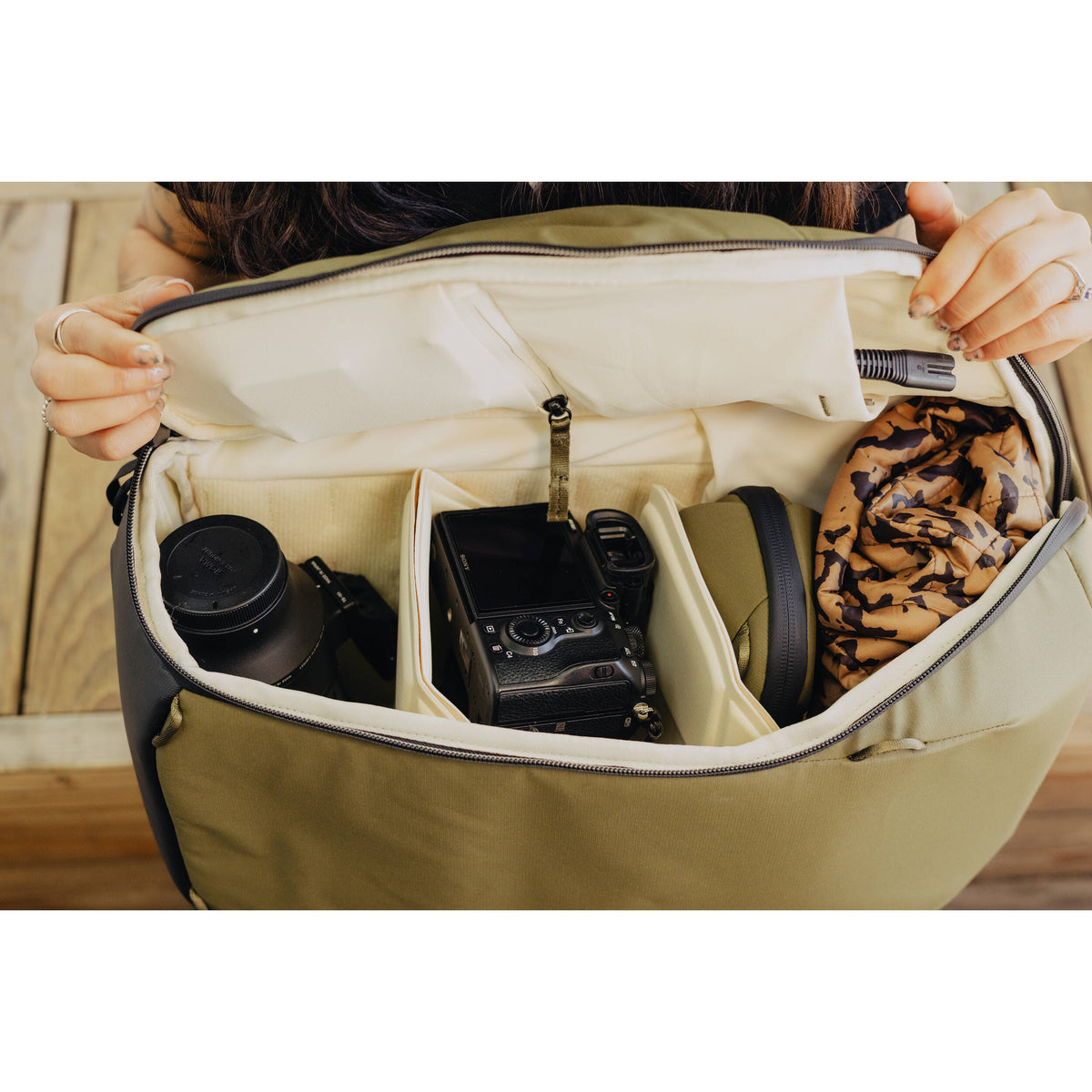 Mochila Peak Design Everyday Zip (Kelp Verde, 20L) - puertos y conexiones