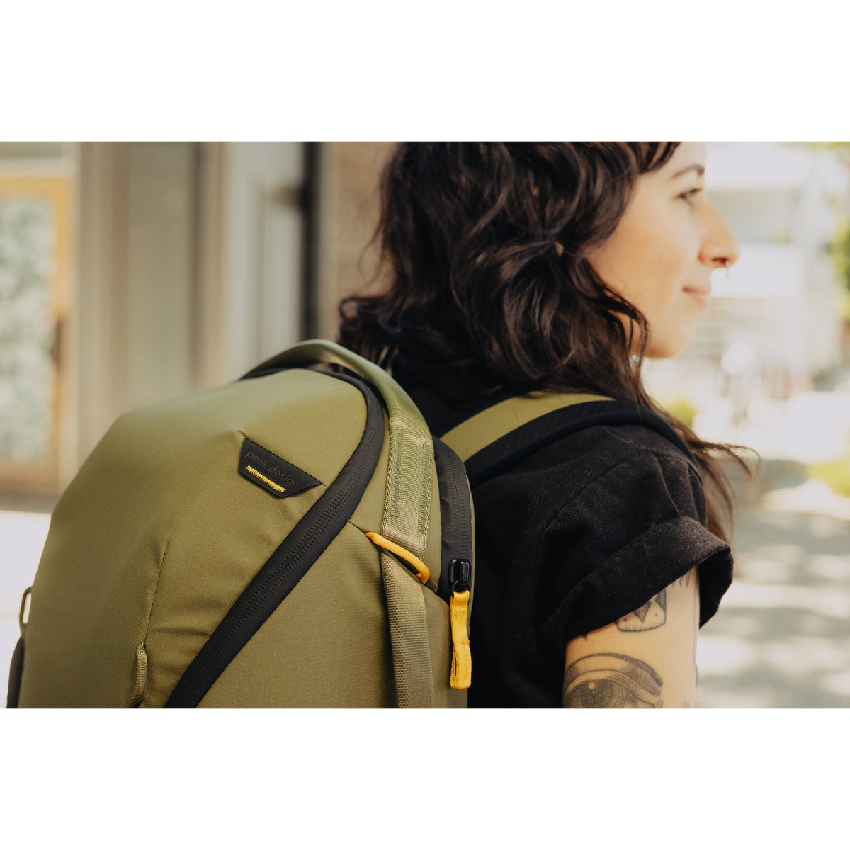 Mochila Peak Design Everyday Zip (Kelp Verde, 20L) - en uso