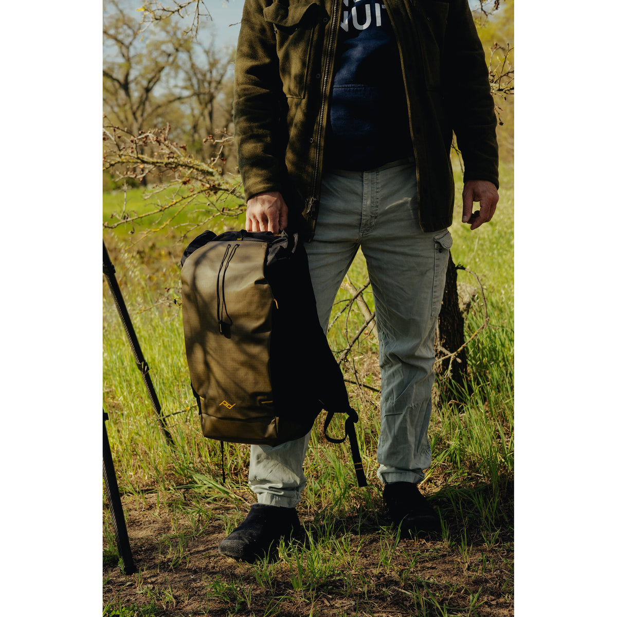 Mochila Peak Design Outdoor (Kelp, 25L) - en uso