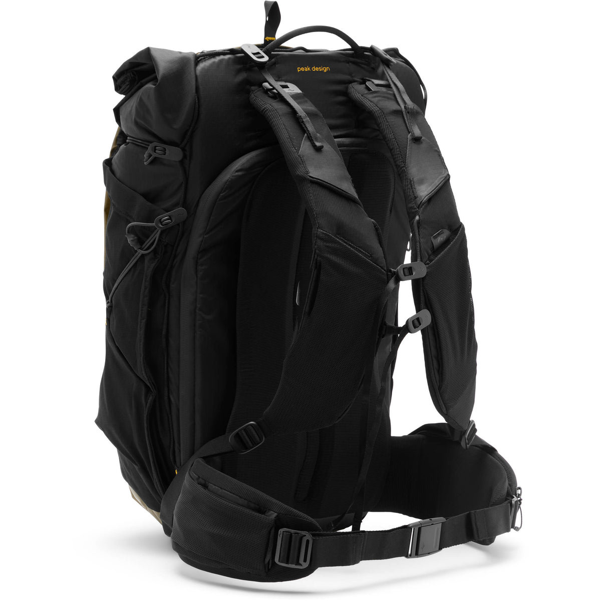 Mochila Peak Design Outdoor (Kelp, 45L) - puertos y conexiones