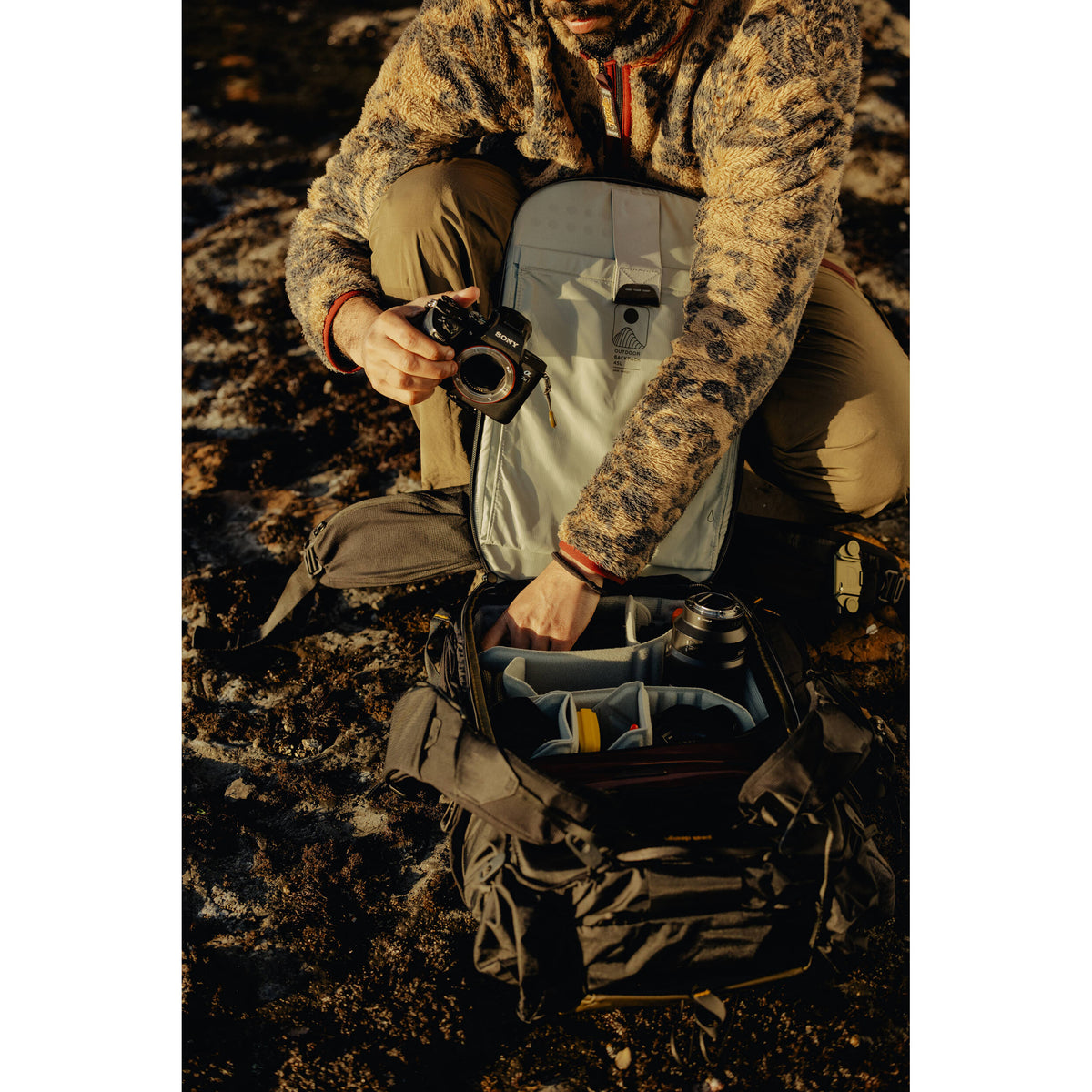 Mochila Peak Design Outdoor (Kelp, 45L) - en uso
