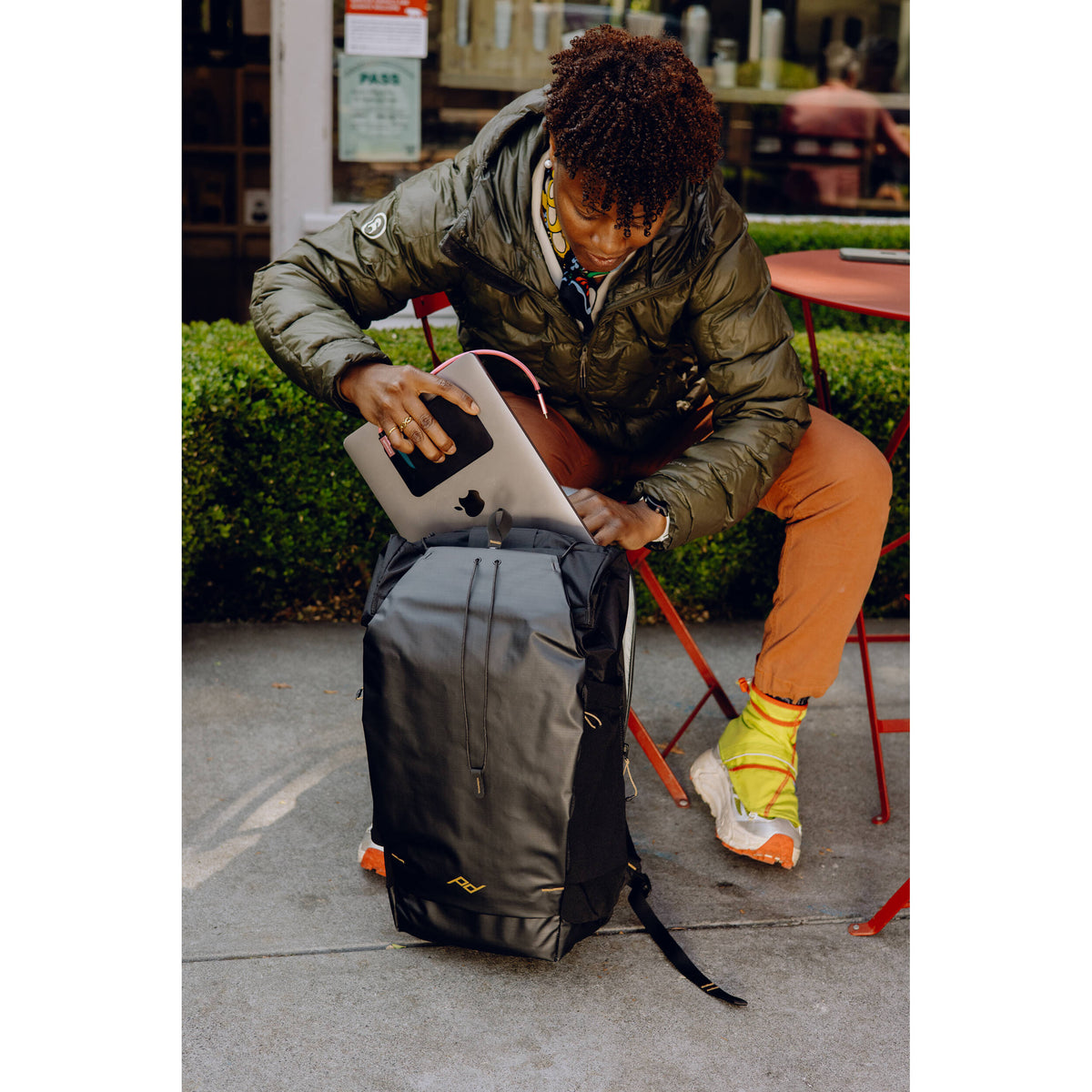 Mochila Peak Design Outdoor (Negro, 18L) - contenido de la caja