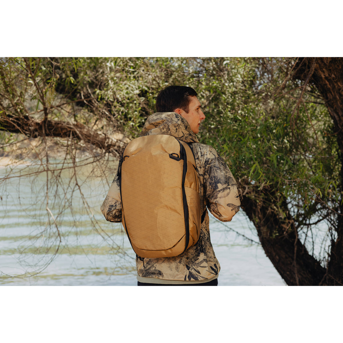 Mochila Peak Design Travel (Coyote, 30L) - puertos y conexiones