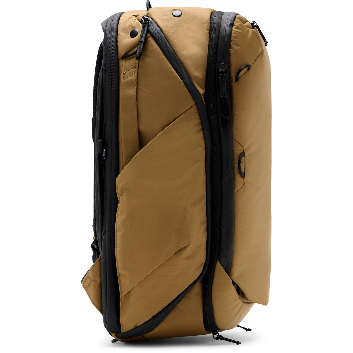 Mochila Peak Design Travel (Coyote, 45L) - vista lateral