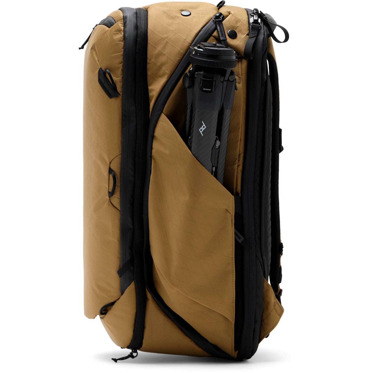 Mochila Peak Design Travel (Coyote, 45L) - puertos y conexiones