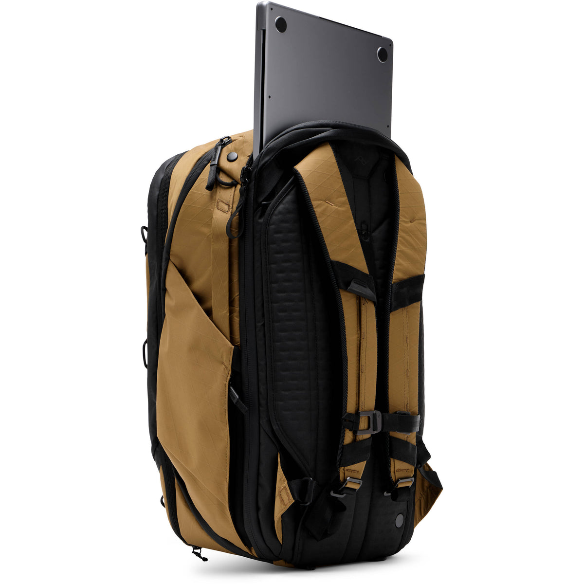 Mochila Peak Design Travel (Coyote, 45L) - en uso