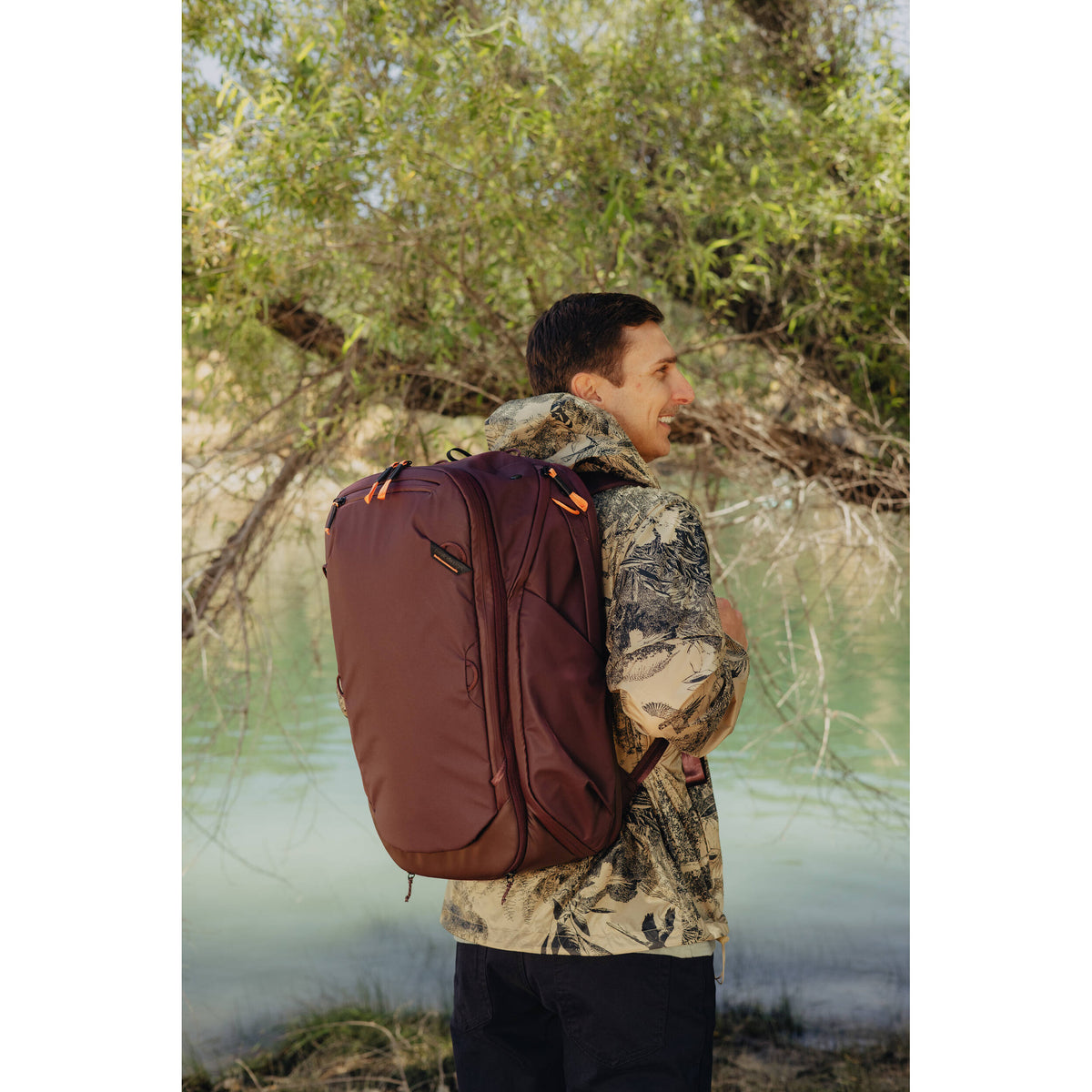 Mochila Peak Design Travel (Eclipse, 45L) - puertos y conexiones
