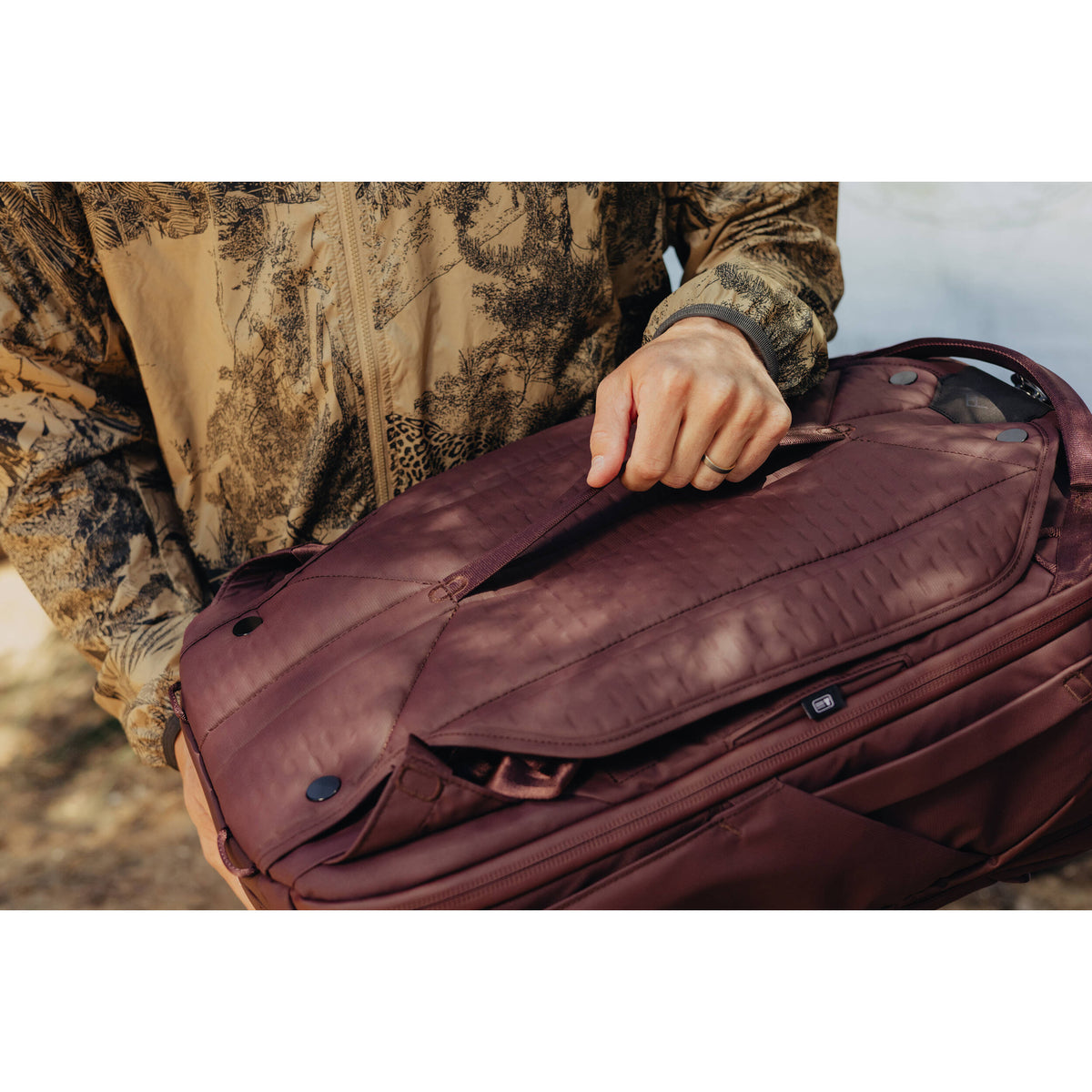 Mochila Peak Design Travel (Eclipse, 45L) - en uso
