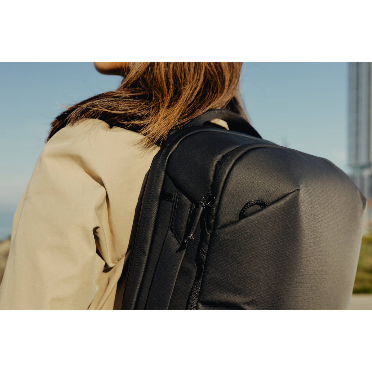 Mochila Peak Design Travel (Negro, 20L) - en uso