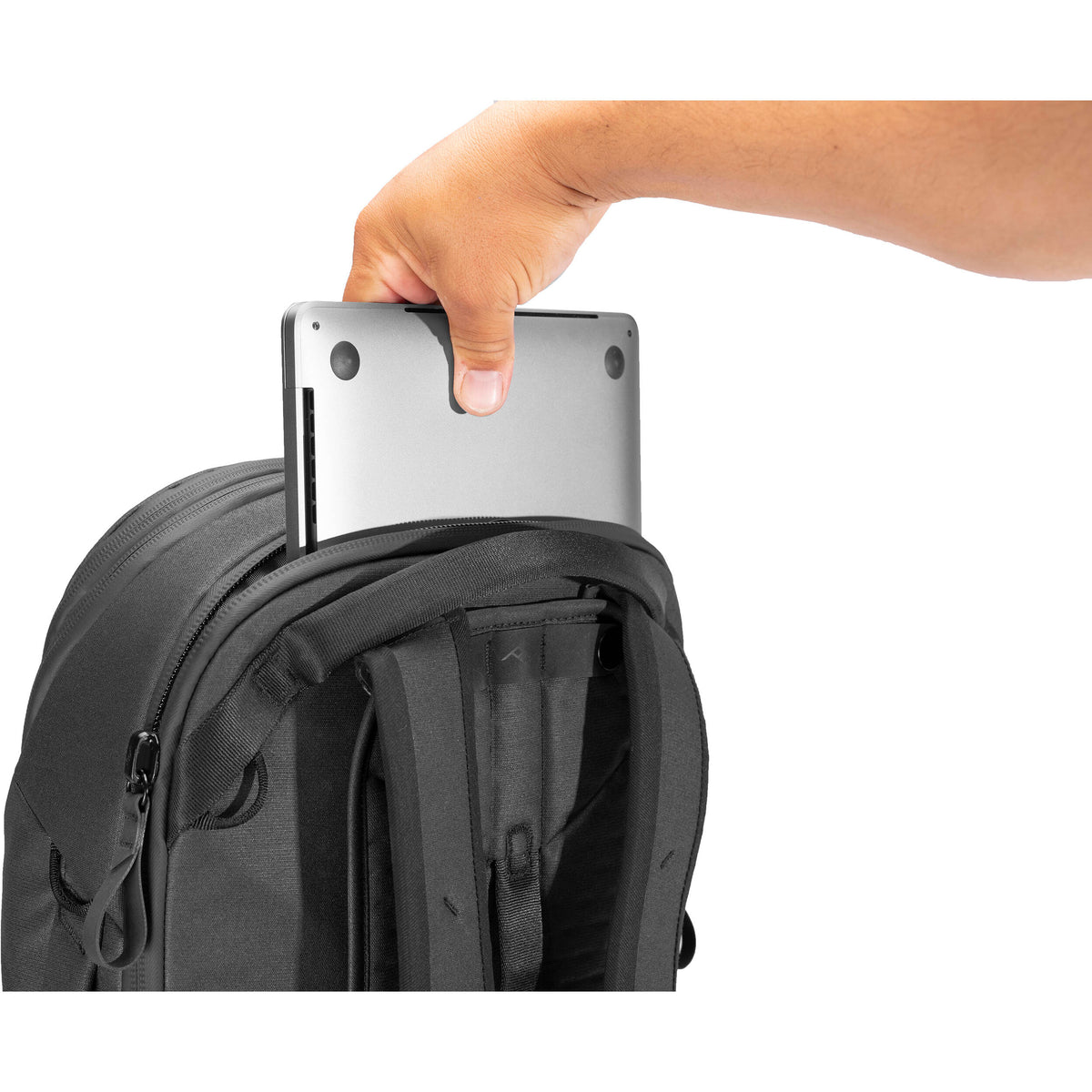Mochila Peak Design Travel (Negro, 30L) - en uso