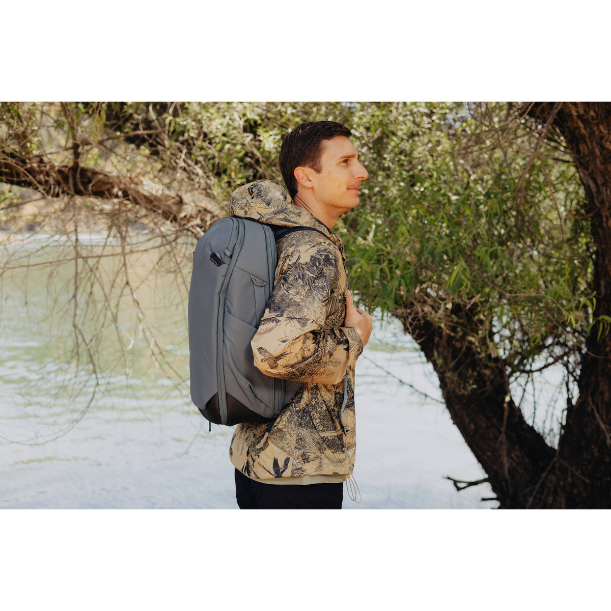 Mochila Peak Design Travel (Ocean, 30L) - puertos y conexiones
