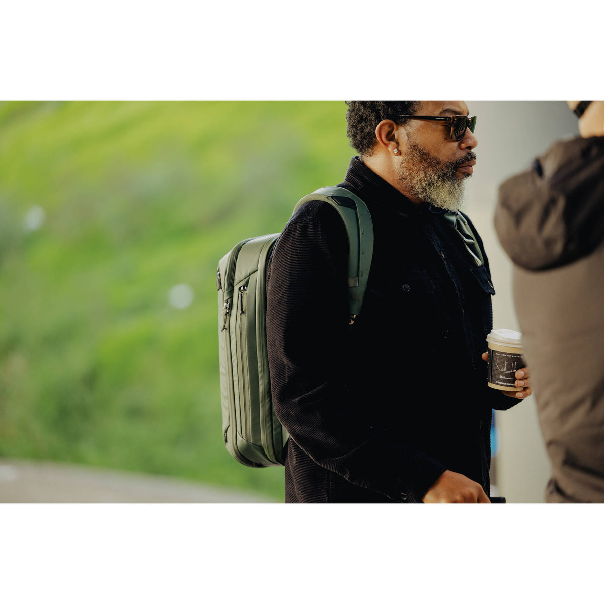 Mochila Peak Design Travel (Sage, 20L) - en uso