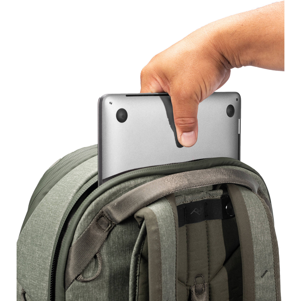 Mochila Peak Design Travel (Sage, 30L) - en uso