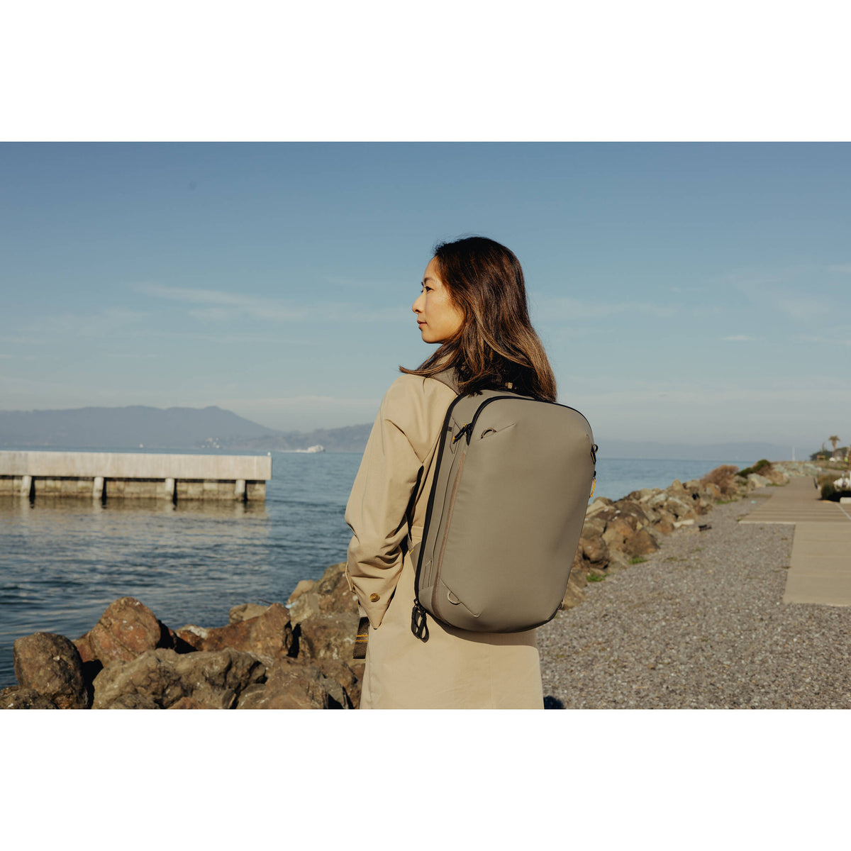Mochila Peak Design Travel (Stone, 20L) - en uso