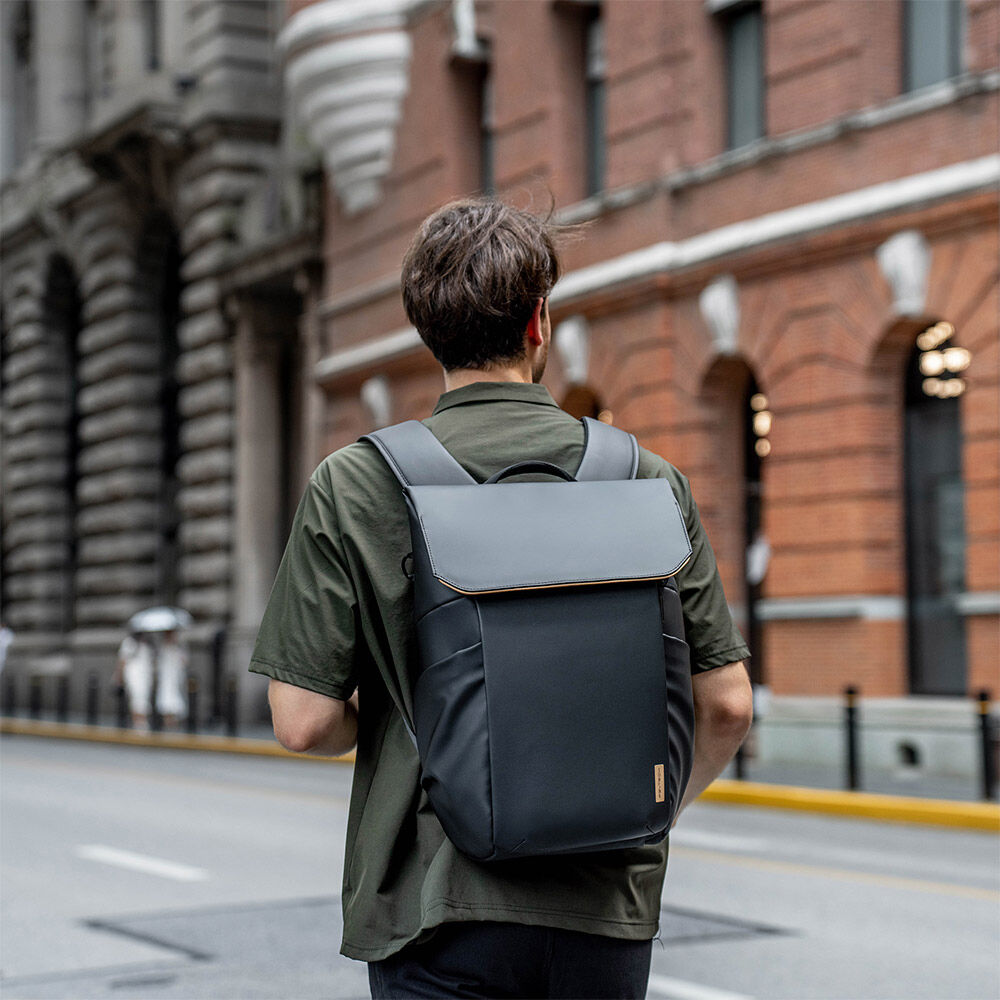 Mochila PGYTECH OneGo Air (20L, Obsidian Negro) - puertos y conexiones