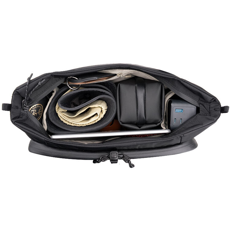 Mochila PGYTECH OneGo Roamer Tech (Matte Negro, 18L) - puertos y conexiones