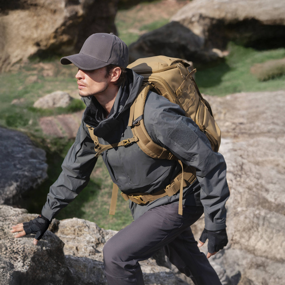 Mochila PGYTECH OneMo Tactical /Drone (Dark Night Camo, 25L) - vista trasera
