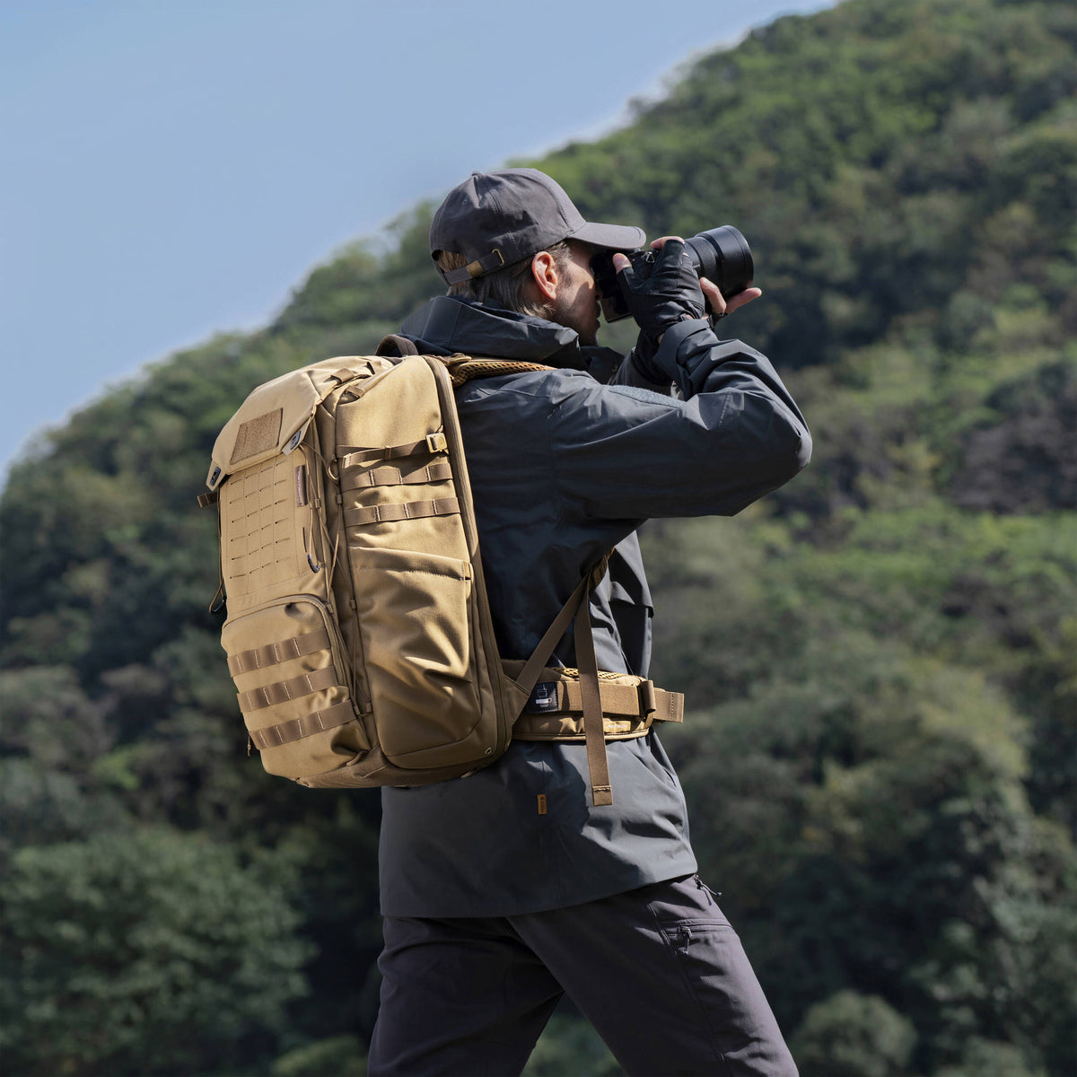 Mochila PGYTECH OneMo Tactical /Drone (Dark Night Camo, 35L) - vista frontal