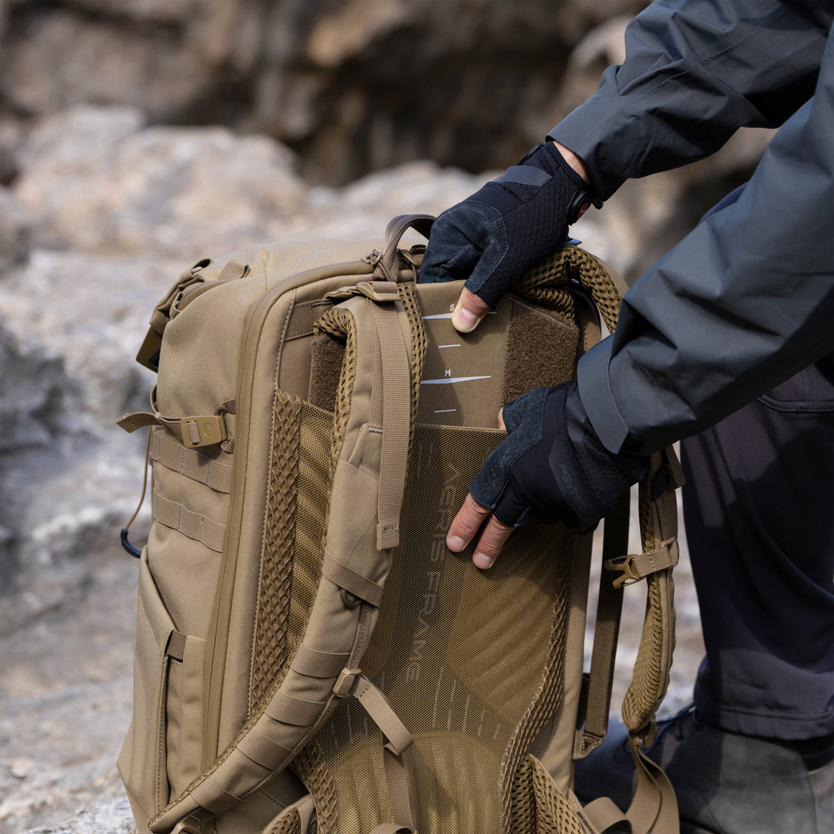 Mochila PGYTECH OneMo Tactical /Drone (Dark Night Camo, 35L) - puertos y conexiones