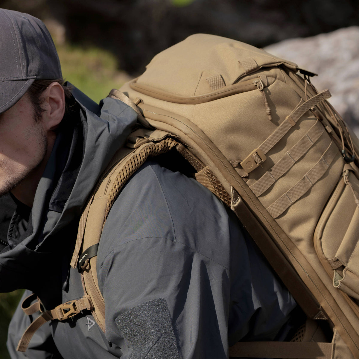 Mochila PGYTECH OneMo Tactical /Drone (Dark Night Camo, 35L) - detalle